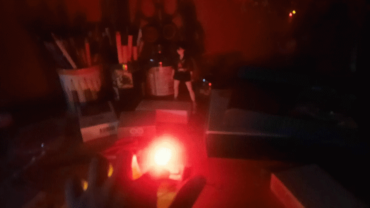 A GIF animation of the blue and red lights being pressed one after another